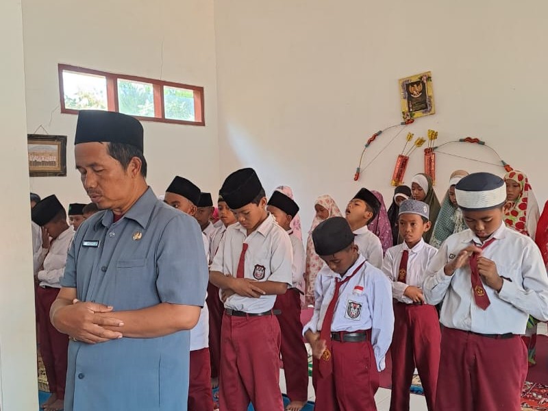 Sholat Dhuhur berjamaah