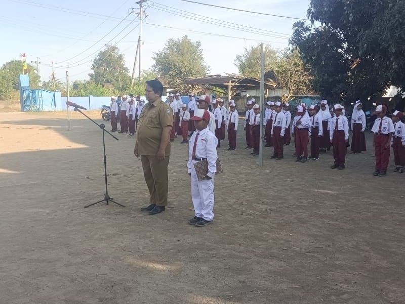 UPACARA BENDERA SETIAP HARI SENIN