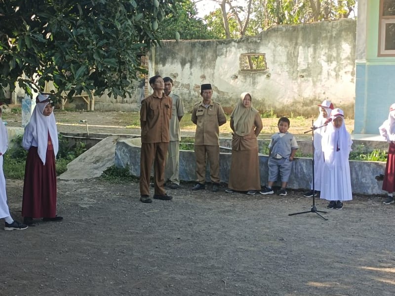 UPACARA BENDERA SETIAP HARI SENIN